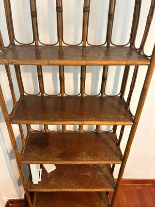 Estantería vintage de ratán y madera.