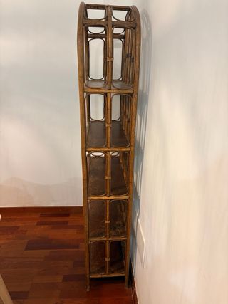 Estantería vintage de ratán y madera.