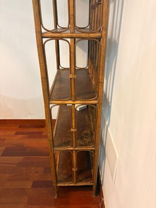 Estantería vintage de ratán y madera.