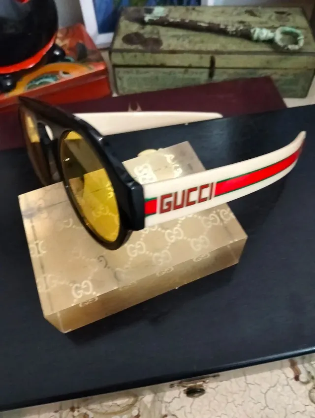 Occhiali da sole Gucci neri e gialli