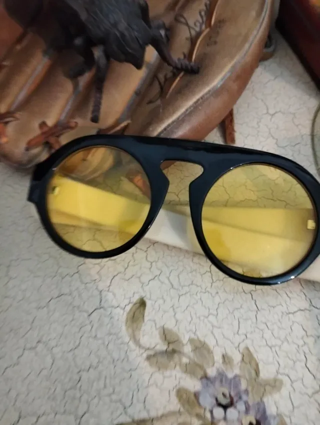 Occhiali da sole Gucci neri e gialli