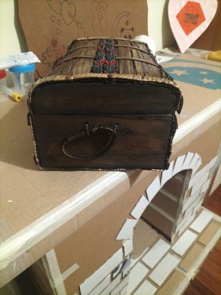 Baúl de madera y mimbre decorado