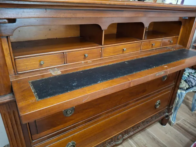 Cassettiera in legno.