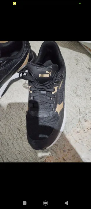 Zapatillas Puma Negras y Doradas