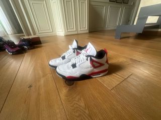 Jordan 4 Retro rosse e bianche