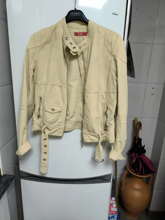 Chaqueta beige estilo motero