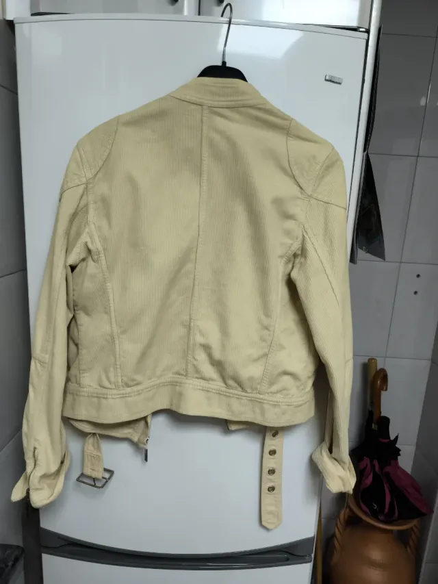 Chaqueta beige estilo motero