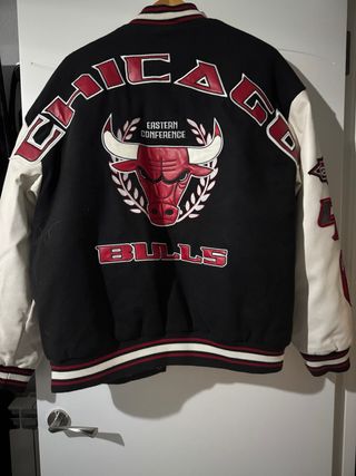 Cazadora Chicago Bulls Hombre Negra y Roja