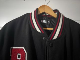 Cazadora Chicago Bulls Hombre Negra y Roja