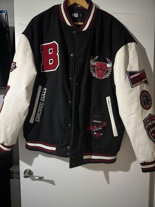 Cazadora Chicago Bulls Hombre Negra y Roja