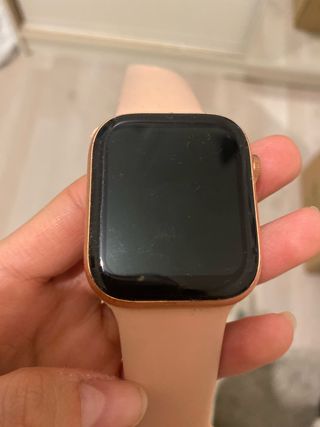 Reloj inteligente rosa y dorado
