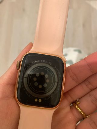 Reloj inteligente rosa y dorado