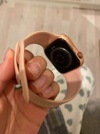 Reloj inteligente rosa y dorado