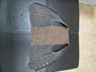 Chaleco marrón y gris