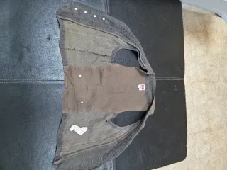 Chaleco marrón y gris