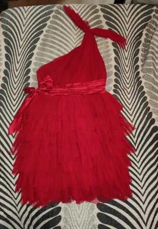 Vestido de fiesta rojo con volantes