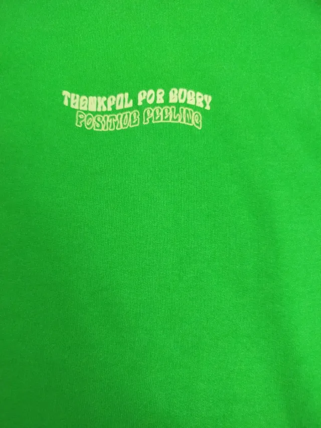 Sudadera verde con estampado en buen estado