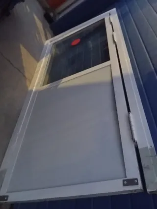 Puerta vaivén aluminio blanca