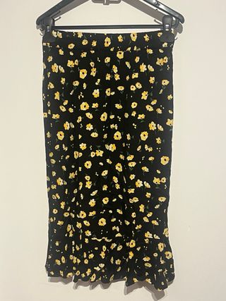 Falda Bershka floral negra talla M