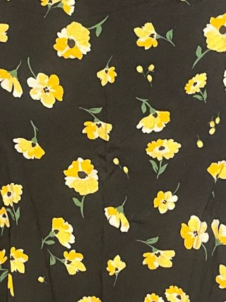 Falda Bershka floral negra talla M