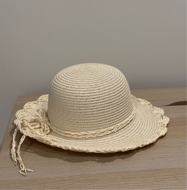 Cappello in paglia di carta beige