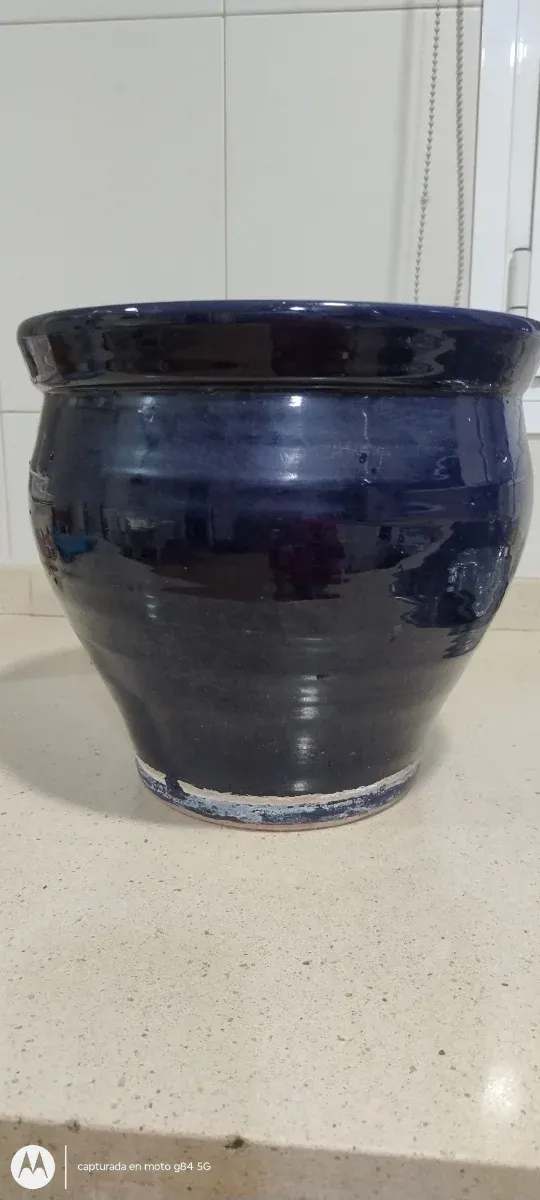 Maceta de barro esmaltada azul