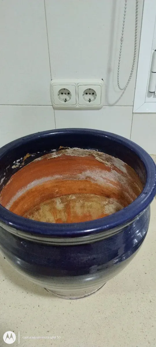 Maceta de barro esmaltada azul