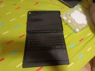 Custodia magnetica con tastiera per iPad 10.2 (2019)