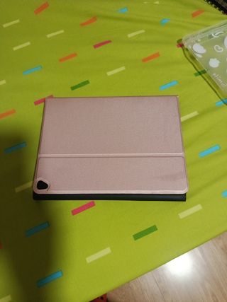 Custodia magnetica con tastiera per iPad 10.2 (2019)