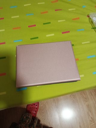 Custodia magnetica con tastiera per iPad 10.2 (2019)