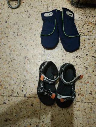 Manoplas Nike,y Sandalias las dos cosas sin usar.