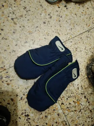 Manoplas Nike,y Sandalias las dos cosas sin usar.