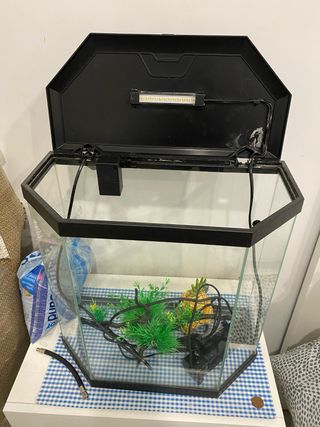 Acuario hexagonal con luz LED
de 25 l .