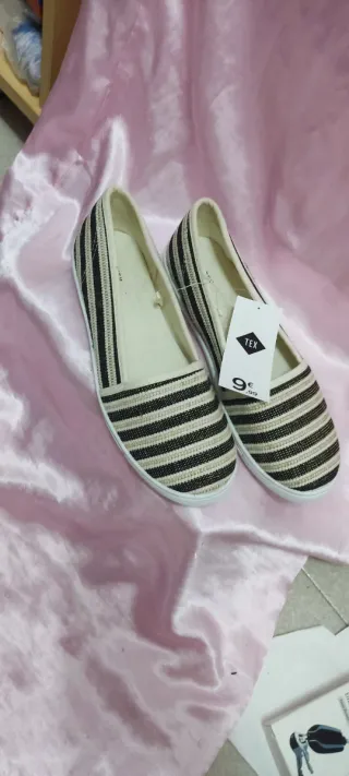 Alpargatas nuevas beige y negro