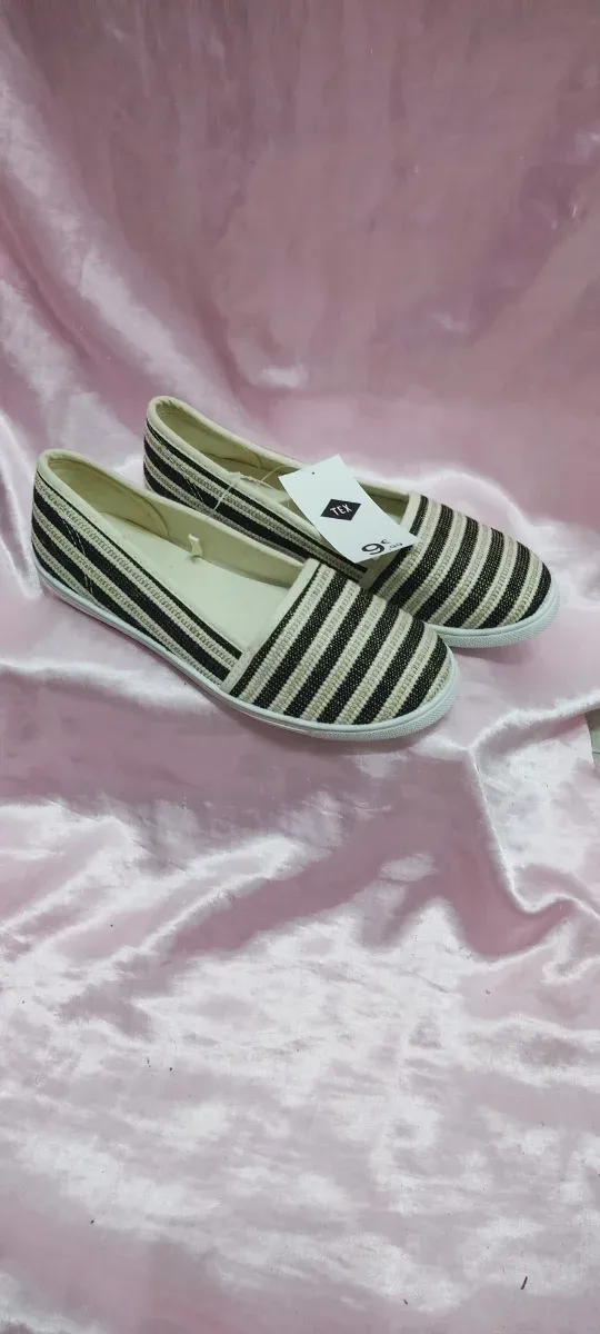 Alpargatas nuevas beige y negro