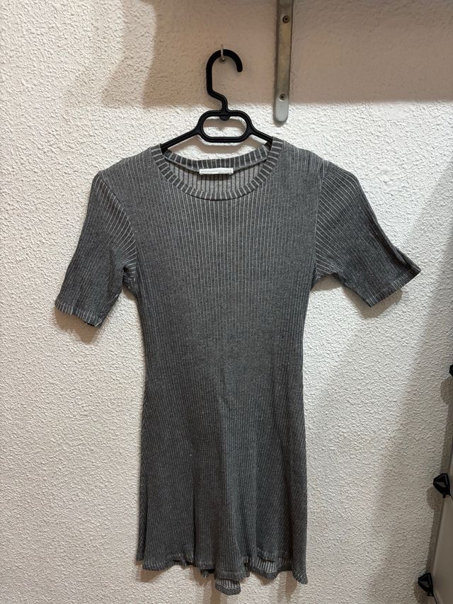 Vestido corto gris de canalé