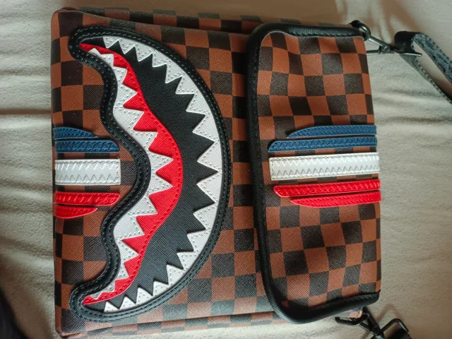 Bandolera Marrón con Diseño Tiburón