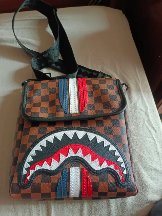 Bandolera Marrón con Diseño Tiburón