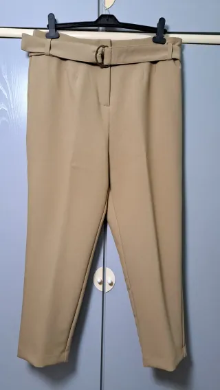 Pantalón Cortefiel beige con cinturón