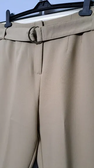 Pantalón Cortefiel beige con cinturón