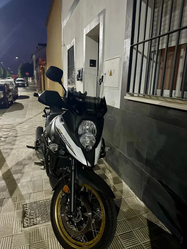 Suzuki V-Strom 650 ABS – 2021. Estado impecable.