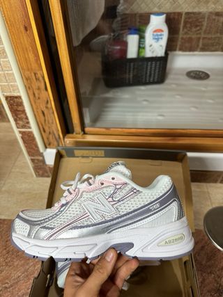 New Balance 740 