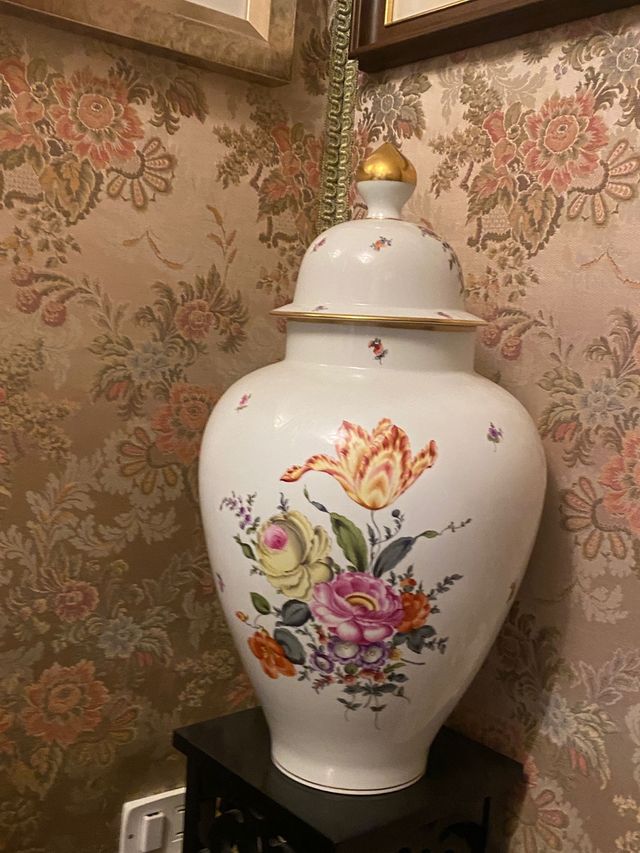 Vaso in porcellana bianca e dorata