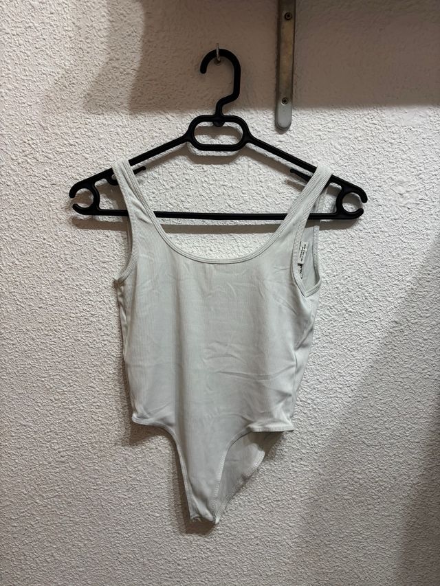 Body blanco de canalé con escote en la espalda