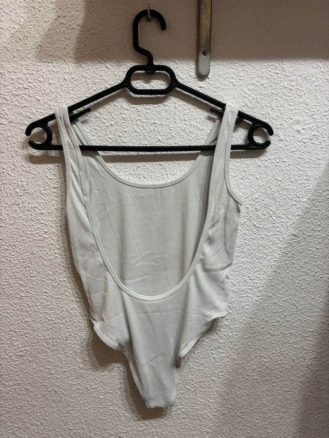 Body blanco de canalé con escote en la espalda