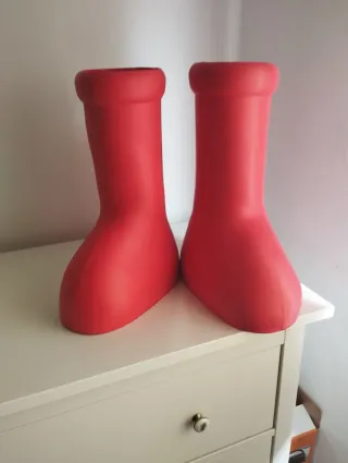 GRANDES BOTAS ROJAS MSCHF.