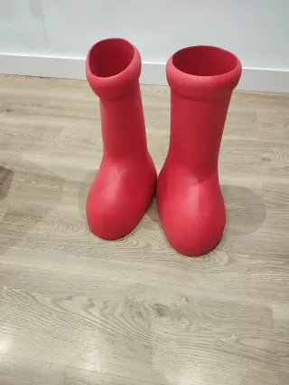 GRANDES BOTAS ROJAS MSCHF.