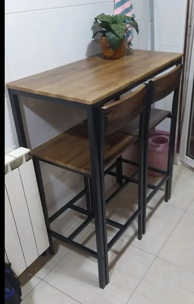 Mesa alta tipo barra con 2 taburetes