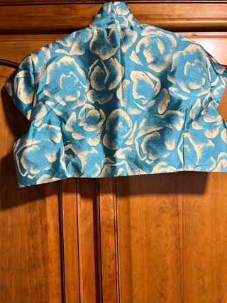 Torera azul y beige con estampado floral