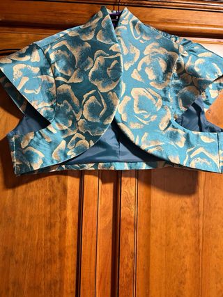 Torera azul y beige con estampado floral